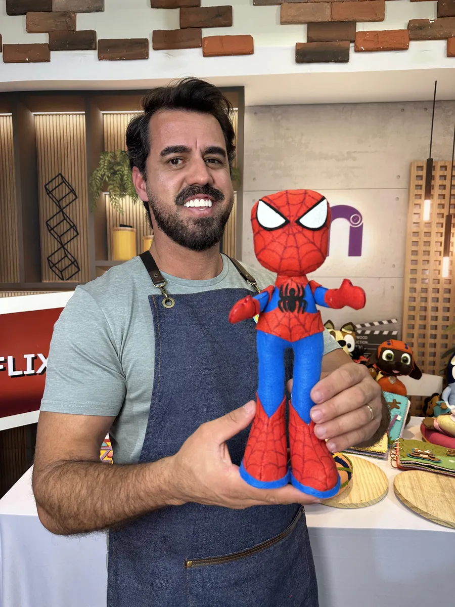 Johnatan Corrêa mostrando o Homem-Aranha em feltro